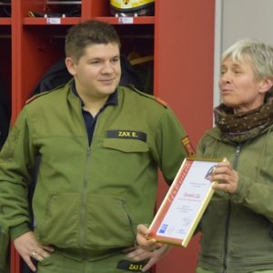 Übergabe der Auszeichnung zum beliebtesten Kommandanten