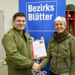 Übergabe der Auszeichnung zum beliebtesten Kommandanten